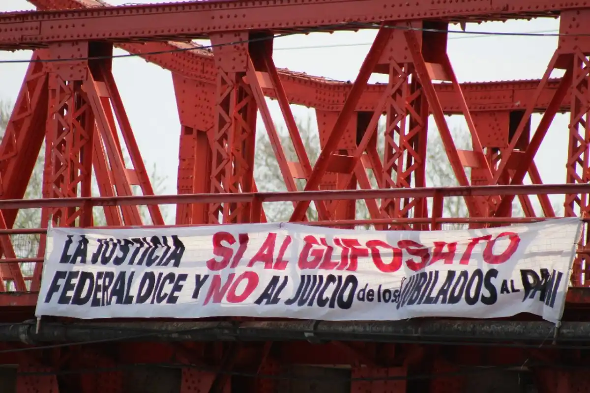 Los motivos por los cuales los jubilados colgaron la bandera en el puente naranja