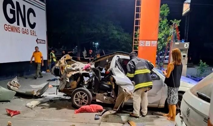 Así quedó el auto de la mujer policía tras la explosión del tubo de GNC.