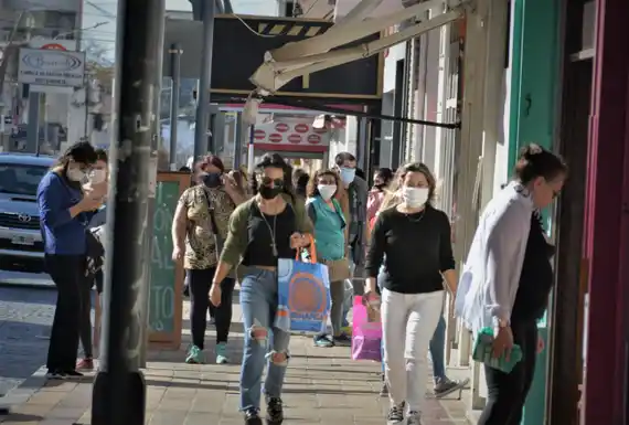 Gran movimiento de gente y buenas ventas en el primer sábado de apertura comercial 