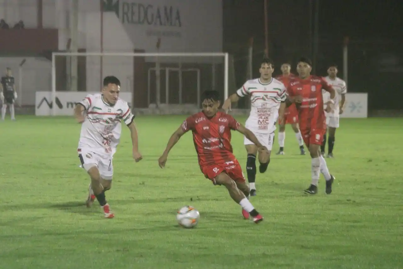 Del Sole y la pelota, autor de dos de los cuatro goles julienses. Créditos: Prensa 9 de Julio.