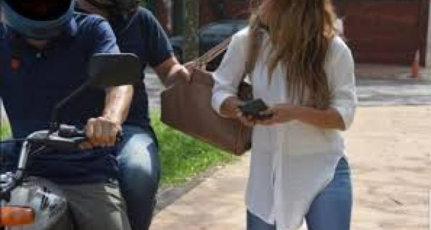 Motochorros le robaron el bolso con un pantalón que luego fueron a cambiar por otro talle