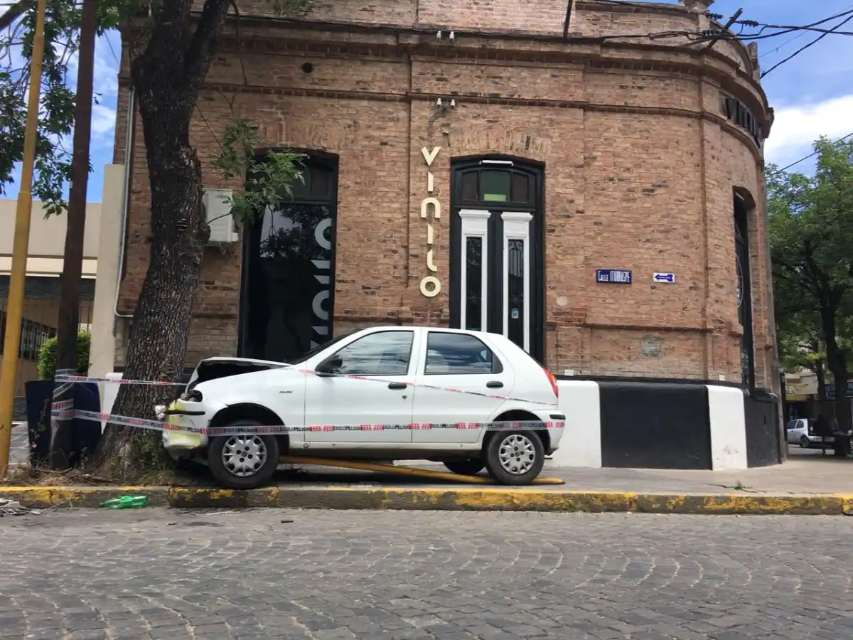 Auto chocó árbol en la esquina de Iturraspe y avenida Buenos Aires 