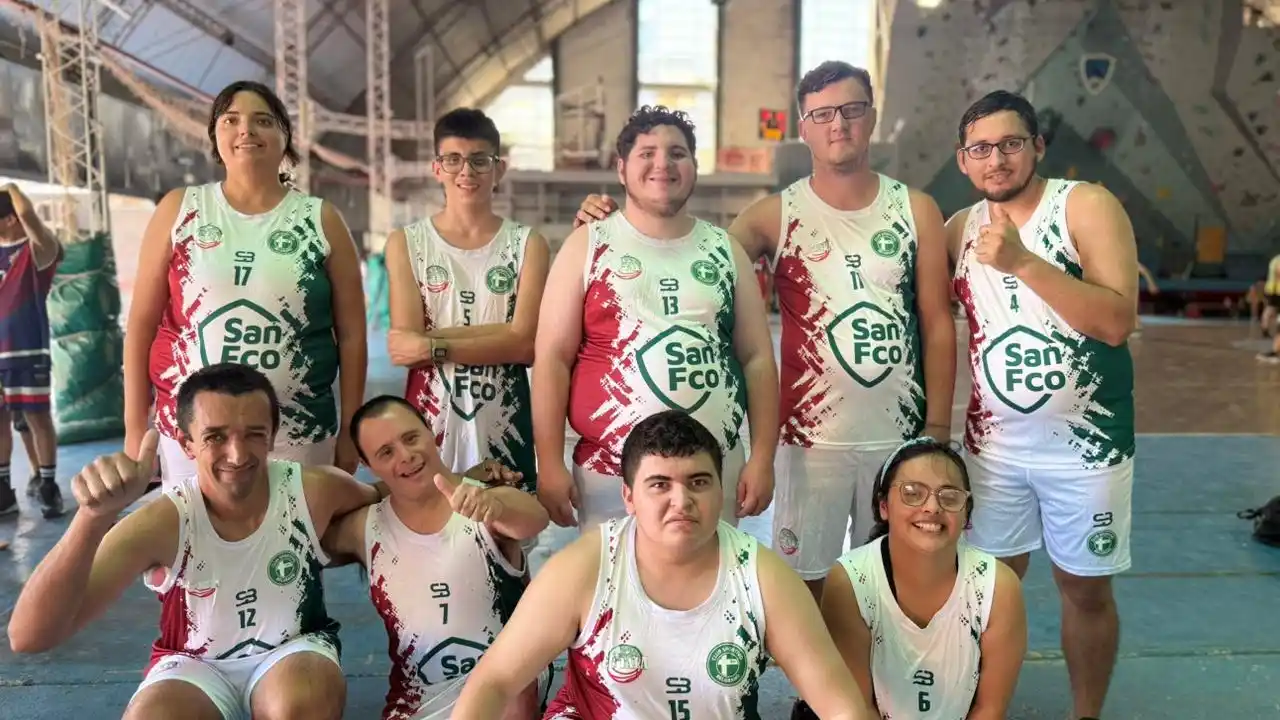 los chicos y chicas de básquet adaptado