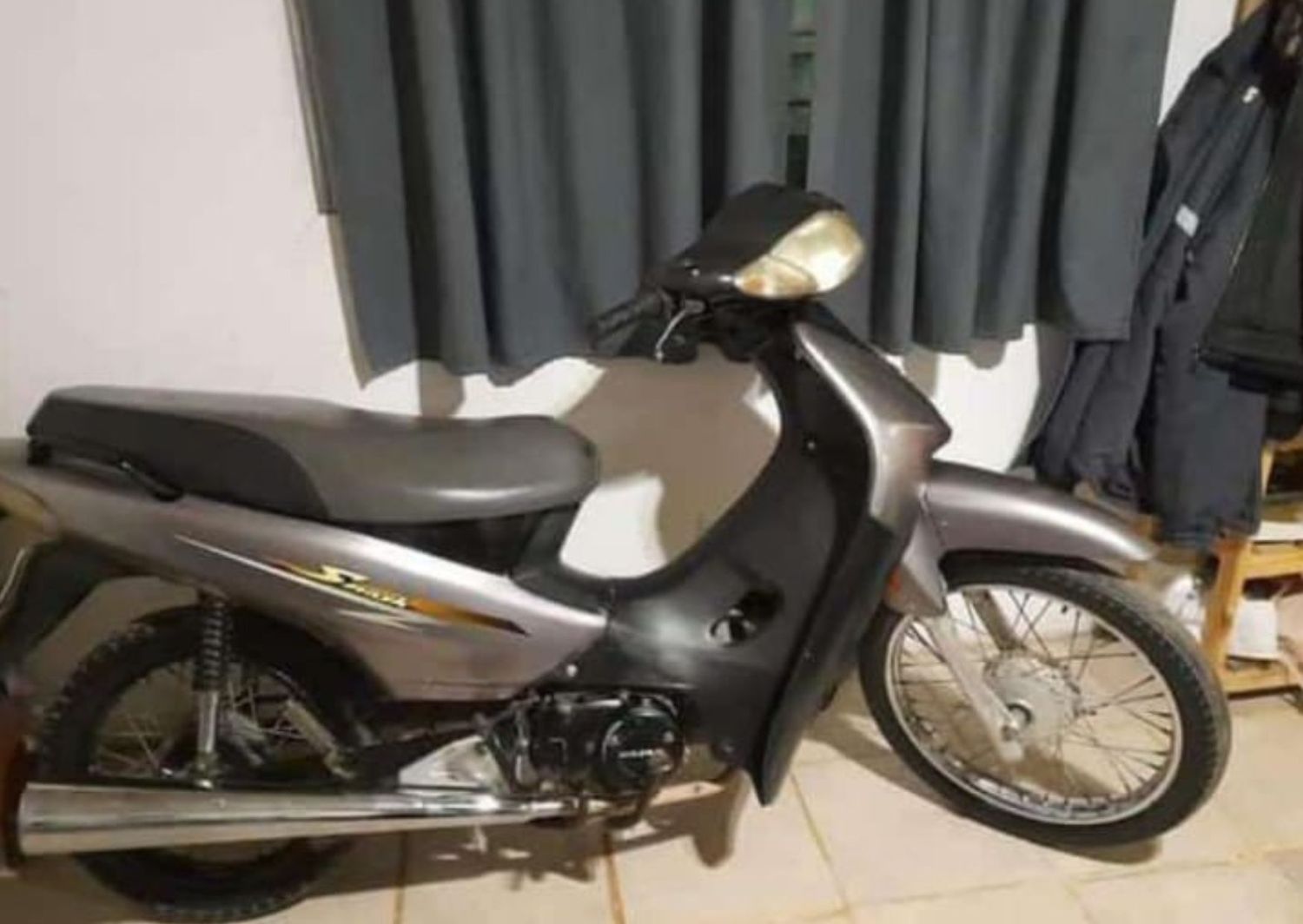 Dejó la moto en la vereda durante unos segundos y se la robaron