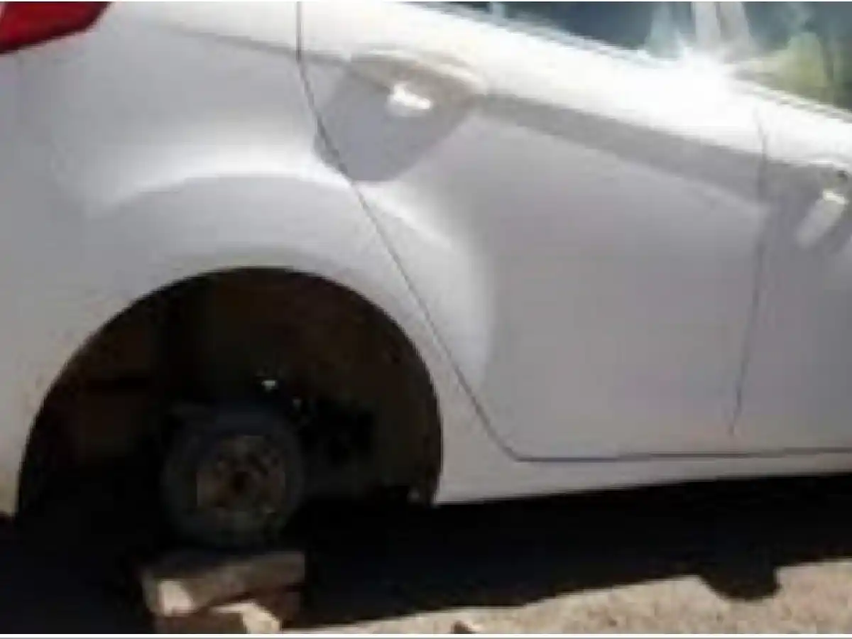 Rafaela: Dejó el auto en el taller y le robaron las 4 ruedas