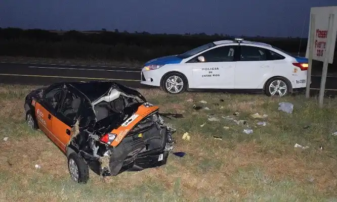 Impresionante vuelco de un auto e incendio en un camión