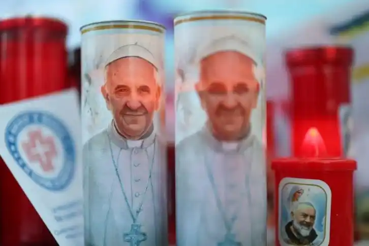 Imágenes del Papa Francisco en el exterior del Hospital Gemelli.