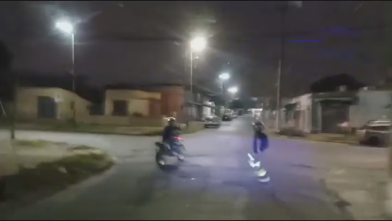 La arriesgada maniobra que utilizó un colectivero para evitar que le robaran a un motociclista