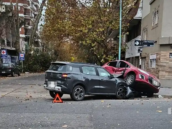 Como consecuencia del impacto, dos personas fueron atendidas por el personal sanitario.