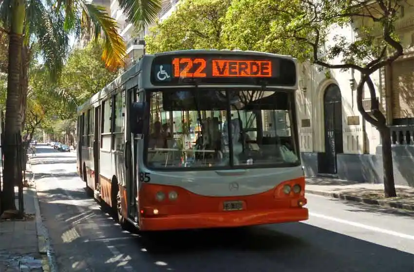 Robó a los pasajeros y al huir le disparó al techo