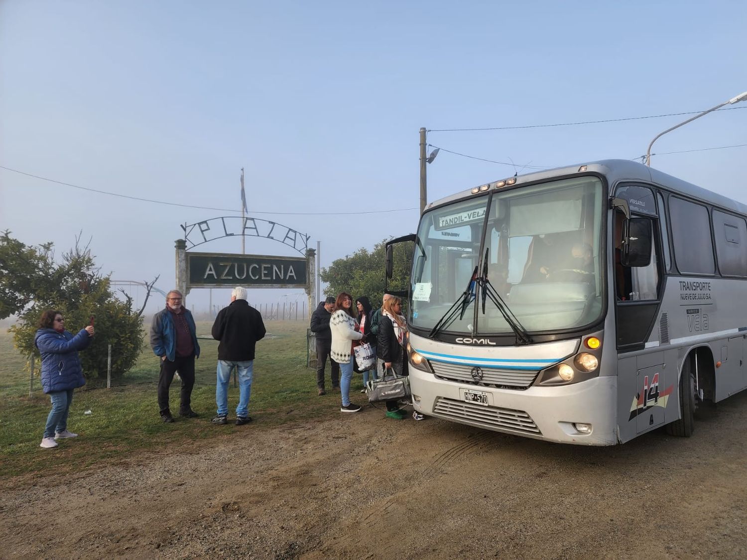 Los vecinos de Azucena celebraron el retorno del colectivo al pueblo y se reunieron con el Intendente