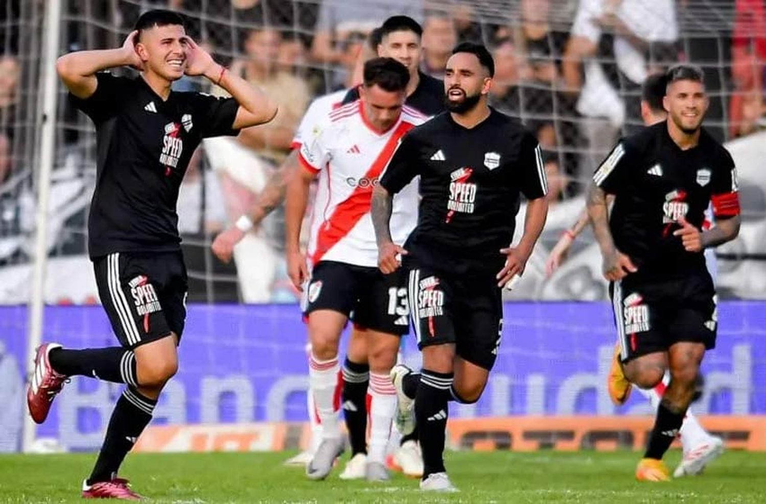 Liga Profesional: en un partido histórico, Riestra le ganó a River que lo privó de llegar a la punta