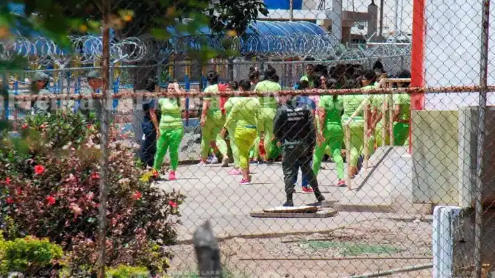 GOLPES y MALTRATOS, así tratan los funcionarios a las presas de Uribana que se alzaron por falta de agua