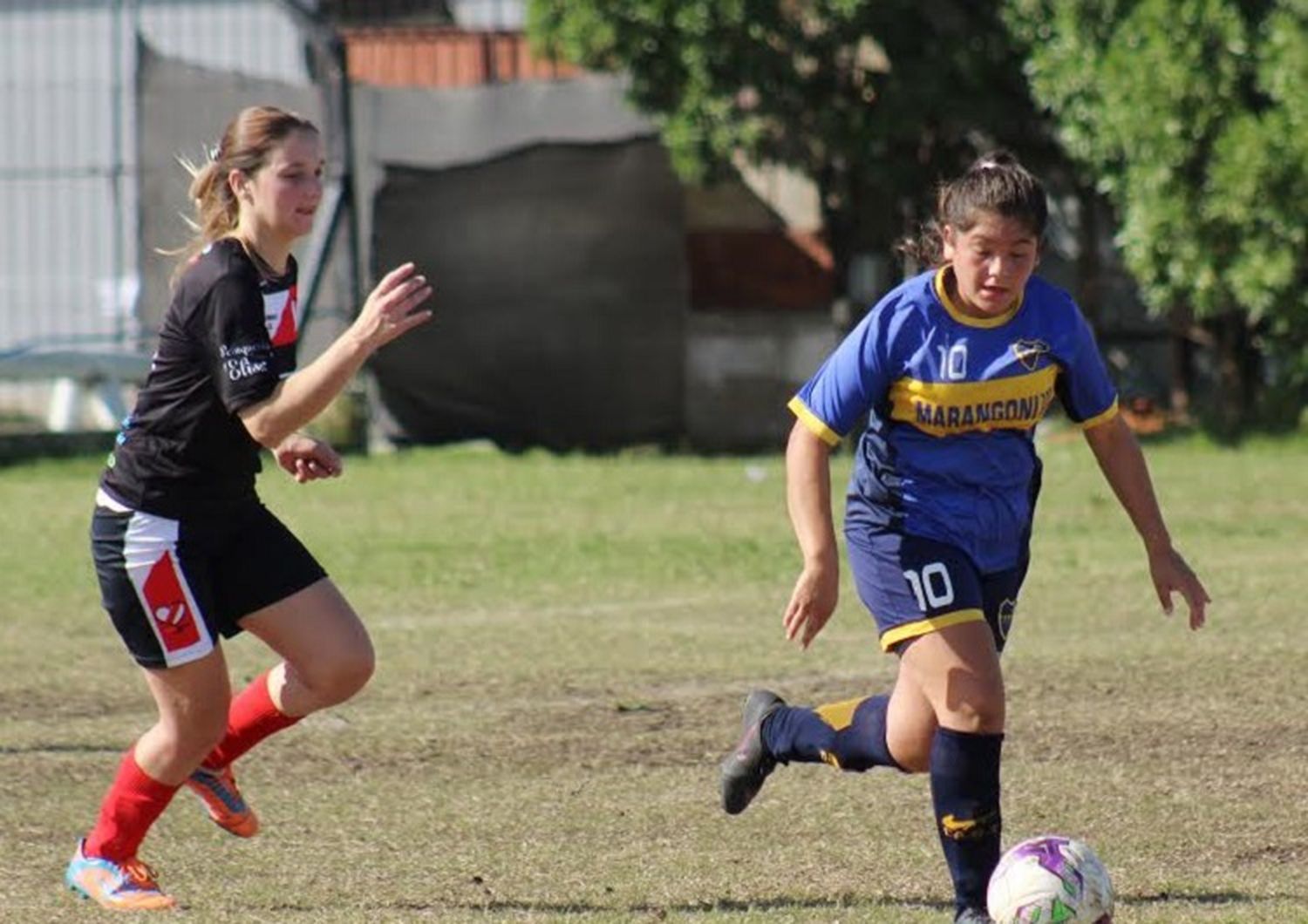 Fútbol femenino: el campeón empezó con una sonrisa