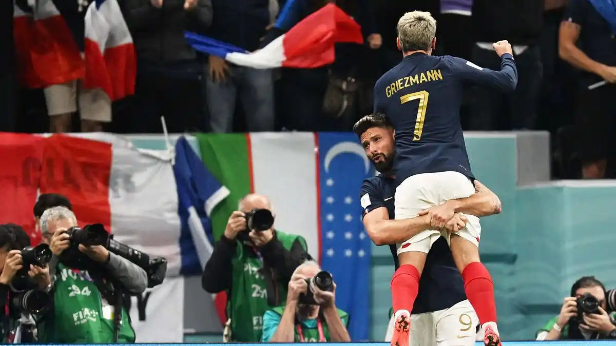 En una final anticipada, Francia le ganó a Inglaterra y sigue a paso firme para retener el título