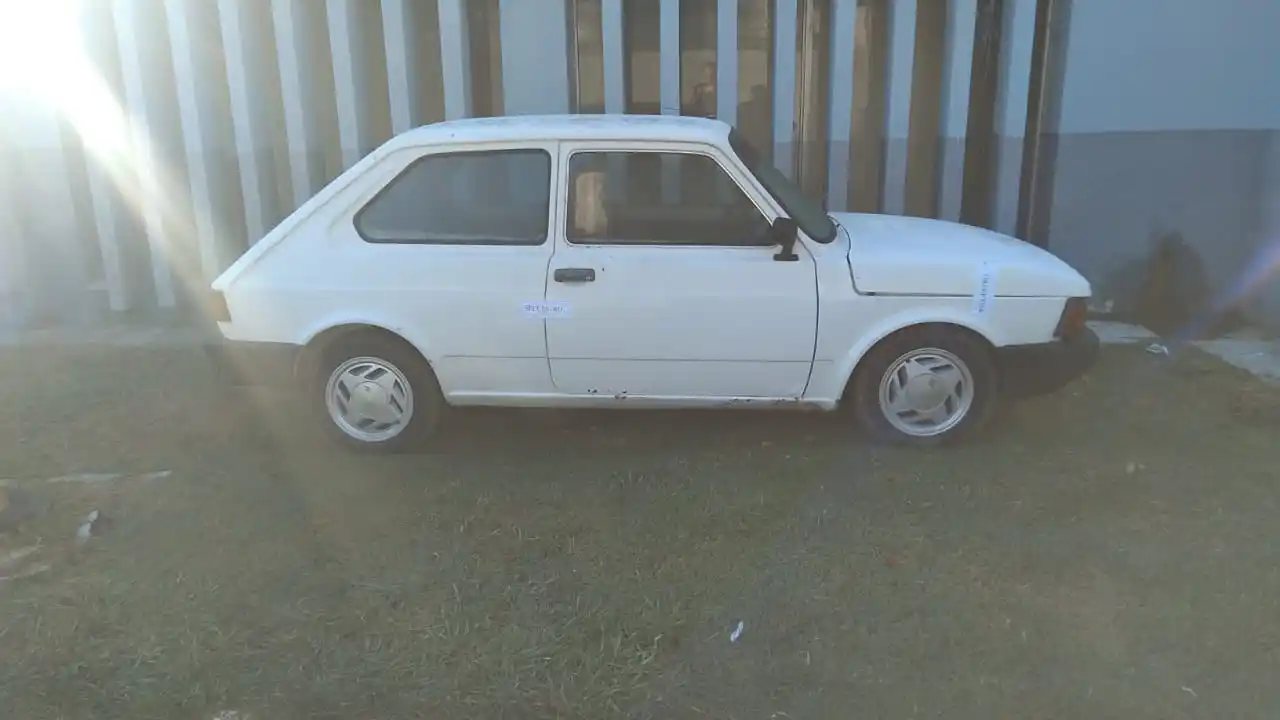 Hallaron 139.300 pesos y dos armas de fuego en la requisa al automóvil Fiat 147