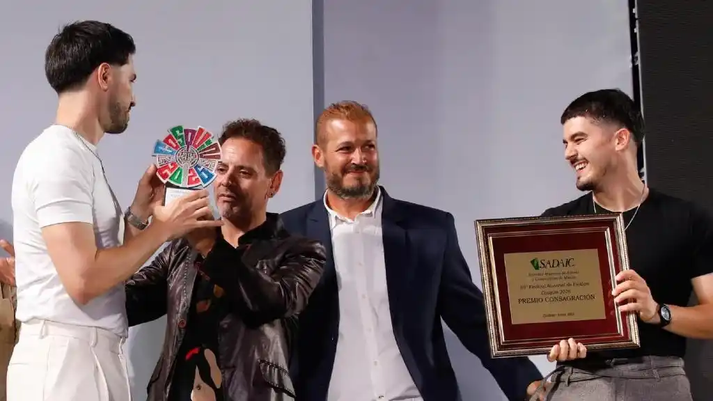 La organización del Festival entrega a Sergio Prada y Agustín Fantili el premio "Consagración de Cosquín 2026" (Foto: FolkloreClub).