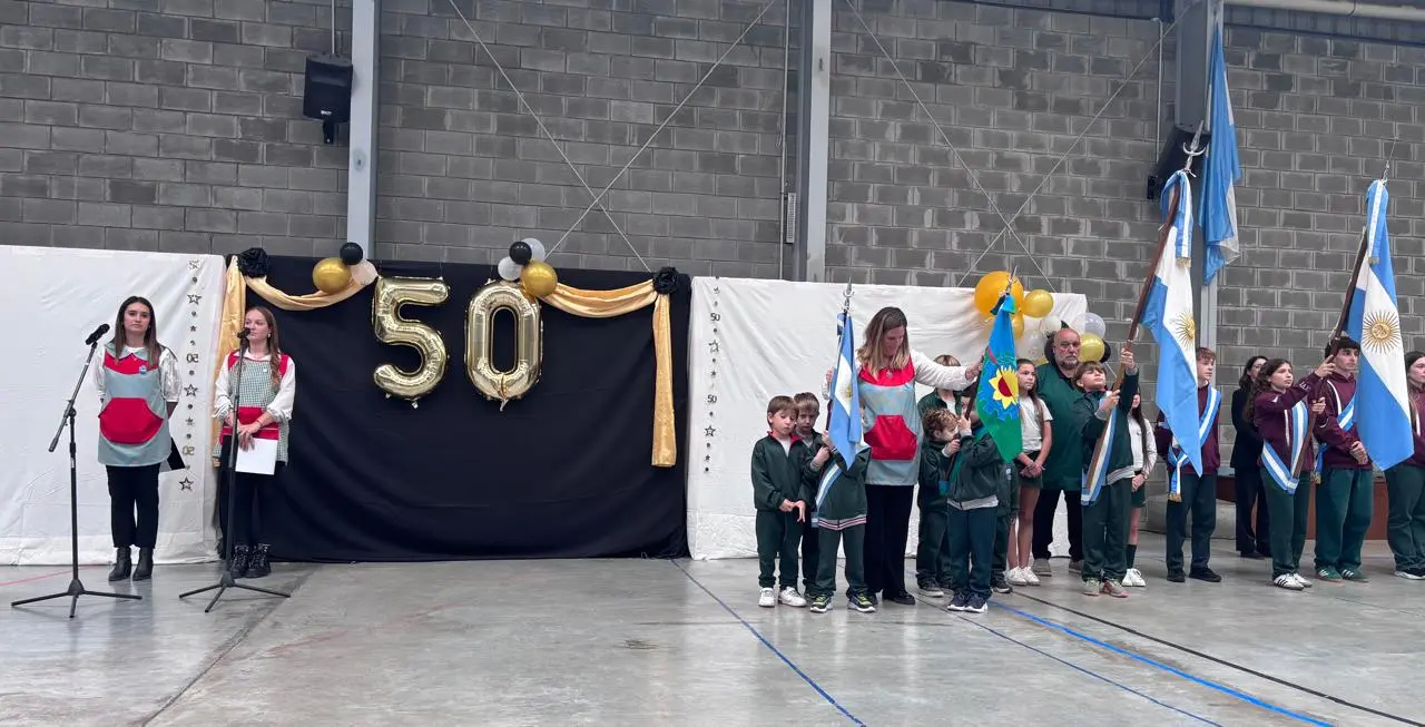 Acto por el 50° aniversario del Jardín de Infantes Pirin Pin Pon, con la participación de la comunidad educativa.