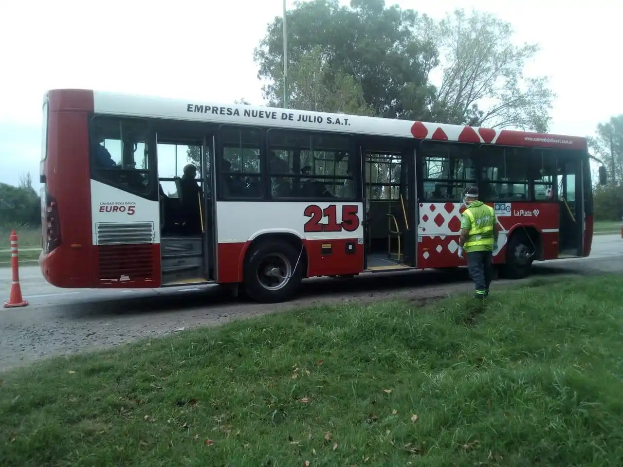 Coronavirus en La Plata: Un pasajero presentó fiebre y activaron protocolo en un colectivo