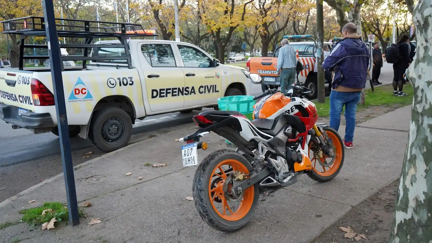 Personal de Defensa Civil asistió a la motociclista en el lugar del accidente
