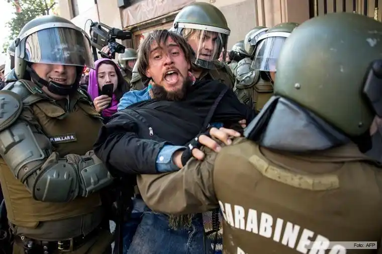 Carabineros enfrentan a estudiantes en la marcha contra la reforma educativa