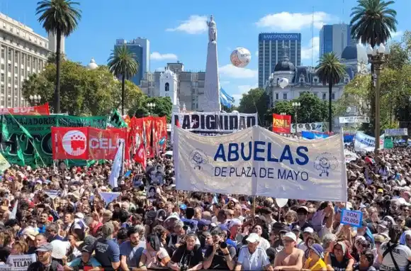 Una masiva convocatoria en Plaza de Mayo reclamó por una “ley contra el negacionismo”