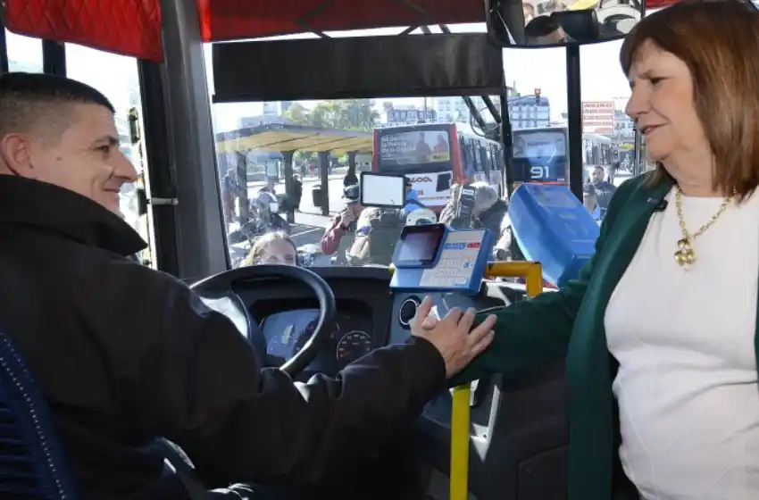 Bullrich quiso viajar en colectivo pero la tarjeta no tenía saldo