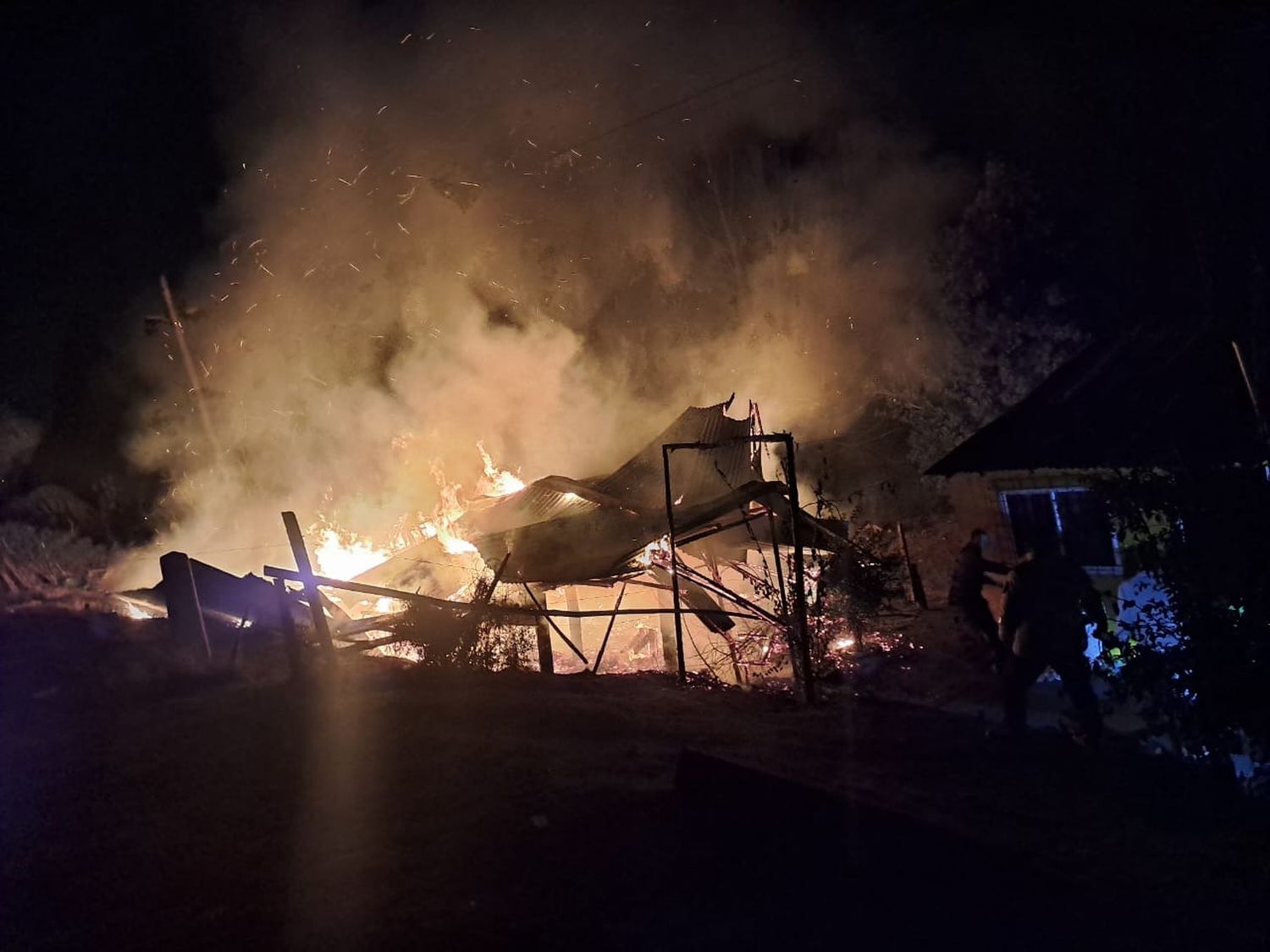 Una madre con sus dos bebés perdió su casa en un voraz incendio