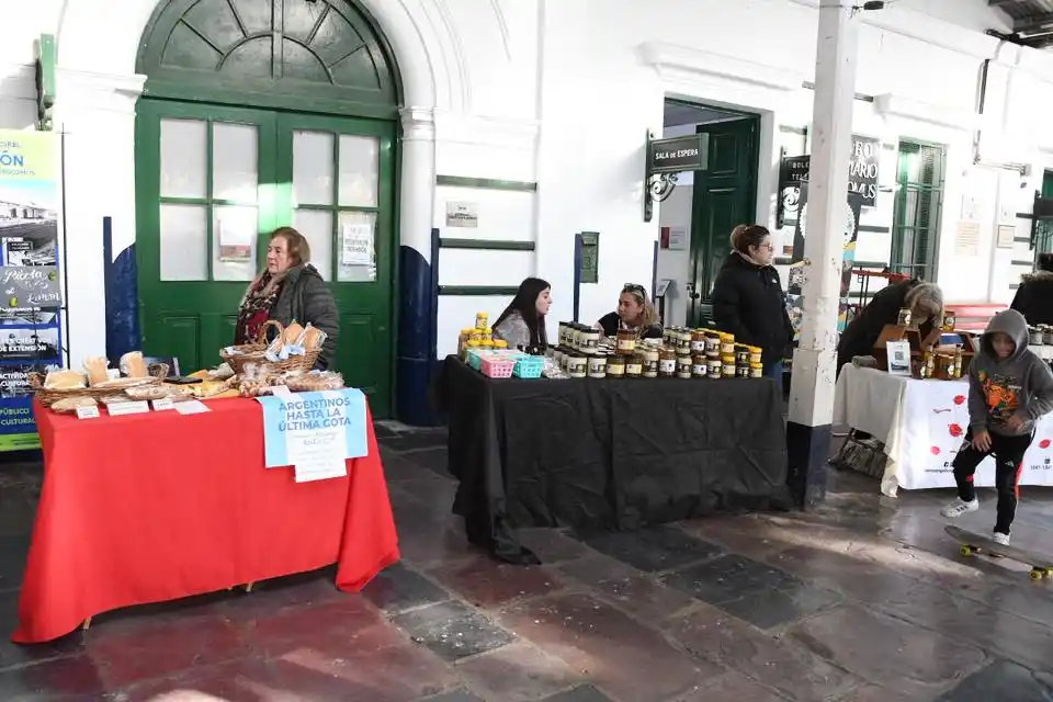 Con gran participación de escuelas, productores y vecinos, comenzó este jueves la Semana de la Miel en Chascomús