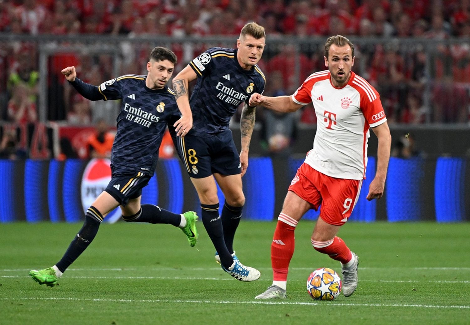 Harry Kane anotó el primer gol de Bayern, de penal.