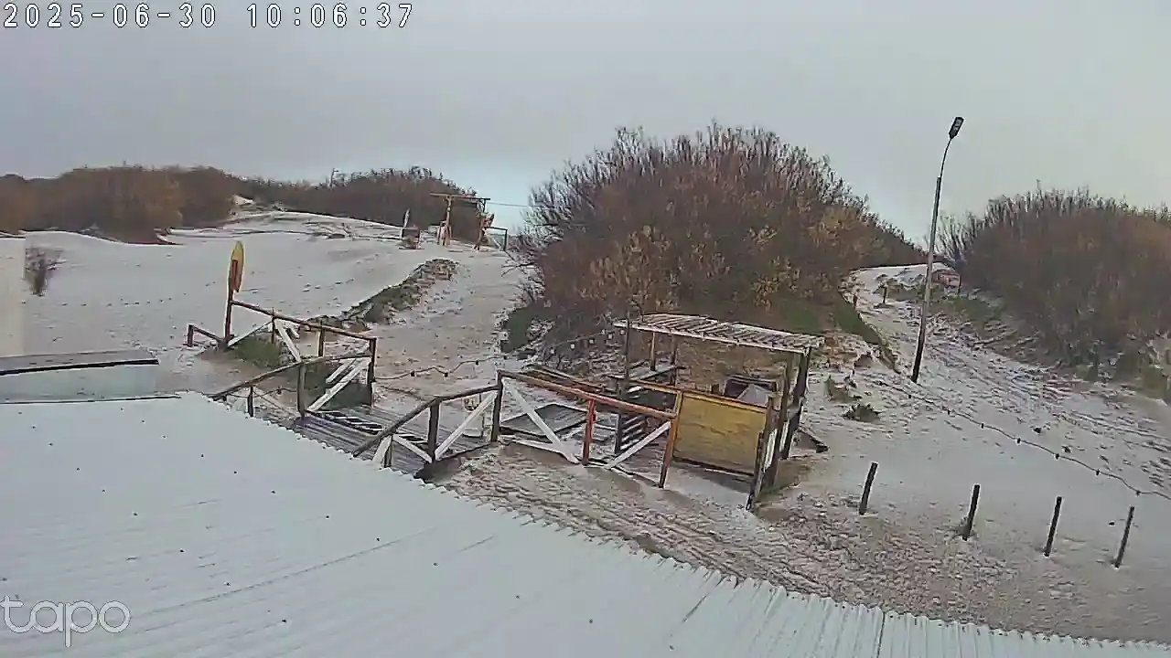 La playa se tiñó de blanco en Reta