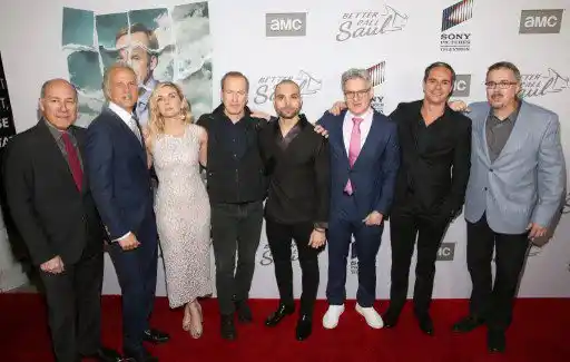 Bob Odenkirk junto a sus compañeros de serie. Foto AFP