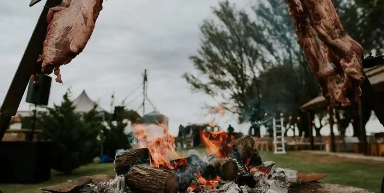 Asado a la estaca, tradición de la cultura argentina. Alguna vez se dijo: "El gaucho destruye la carne, la asesina, la pone en la parrilla y la cocina horas".