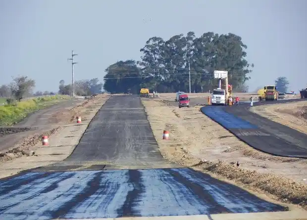 La construcción de la autovía nacional 18 tiene tramos adjudicados a Lázaro Báez
