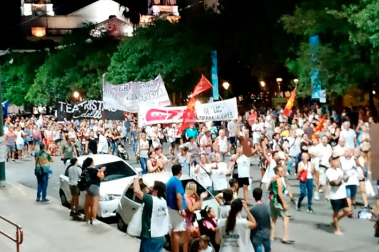 Masiva marcha en Concepción del Uruguay por el cierre de Granja Tres Arroyos
