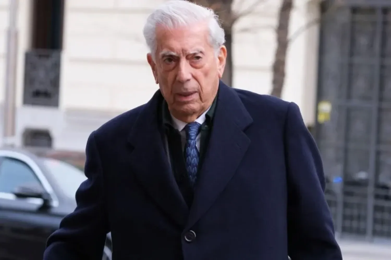 Mario Vargas Llosa debió ser hospitalizado tras contraer Covid-19