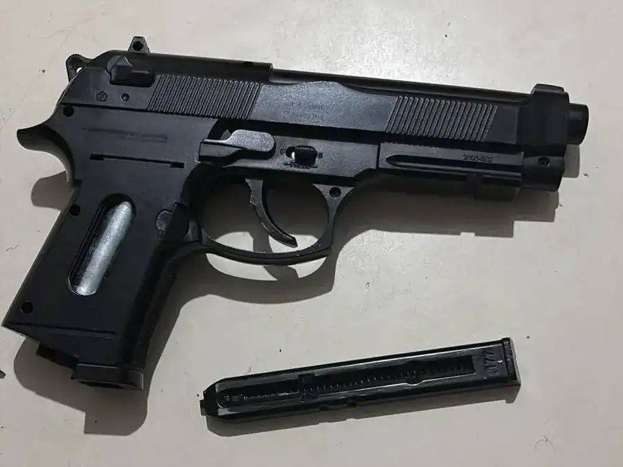 Aprehendieron a un joven por amenazar con una pistola de balines e intentar huir de la policía - 2