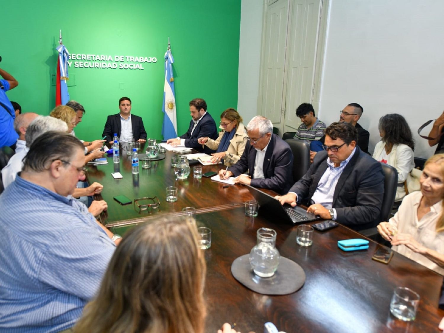 El gobierno presentó una oferta anual a los docentes con cobertura contra la inflación y sumas remunerativas y bonificables