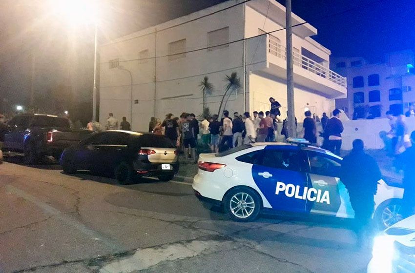 Investigan a dos rosarinos por organizar una multitudinaria fiesta clandestina en Mar del Plata