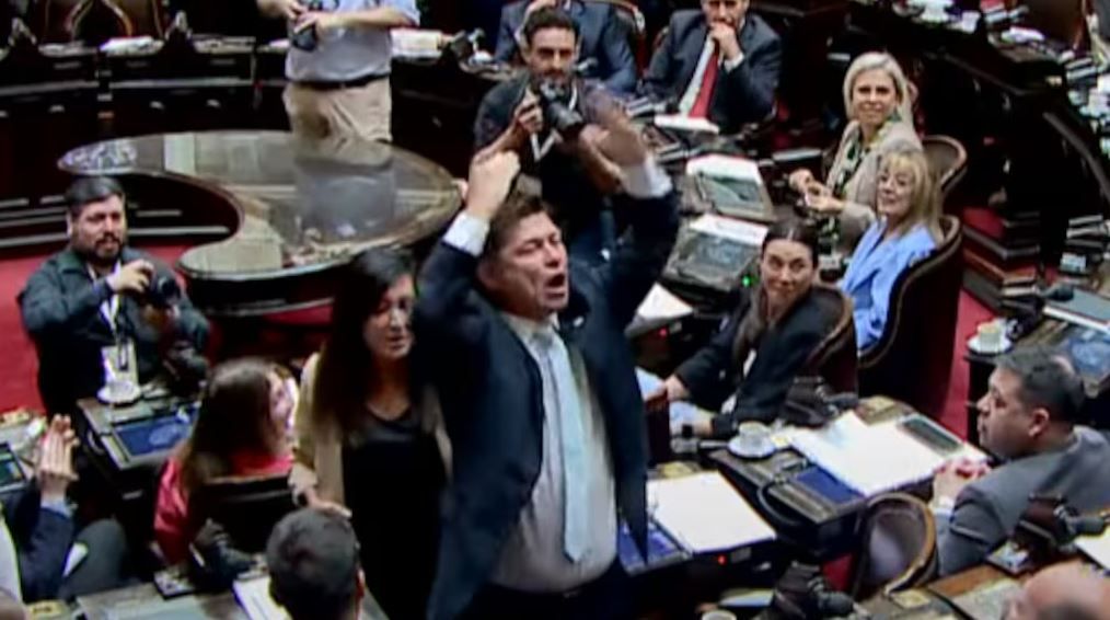 El insólito pedido de disculpas del diputado libertario que se agarró a las piñas con otro la semana pasada
