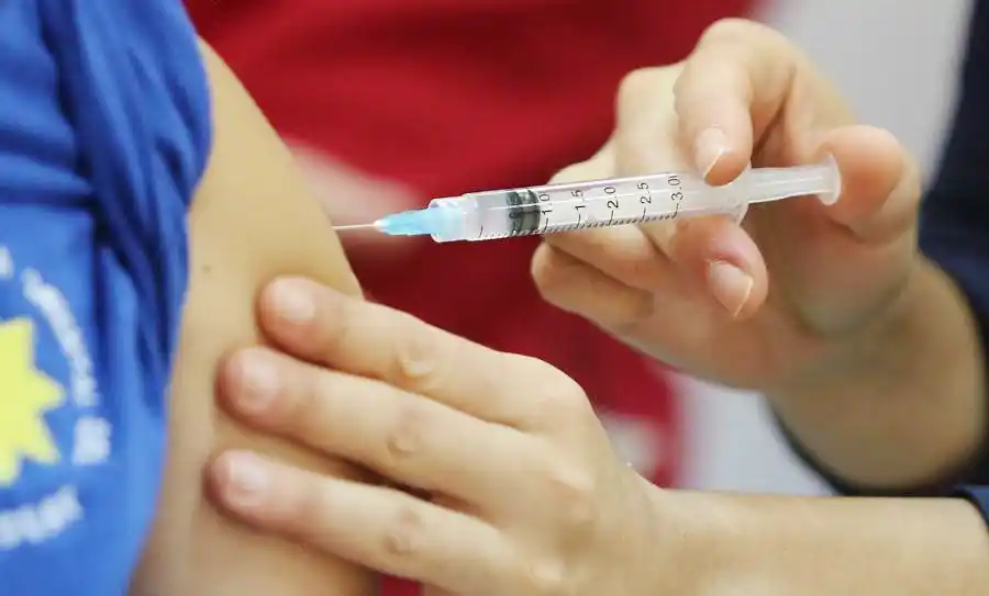 Primera demanda legal contra el Estado argentino y AstraZeneca: “Que la vacuna para el Dengue no termine siendo como la de Covid”