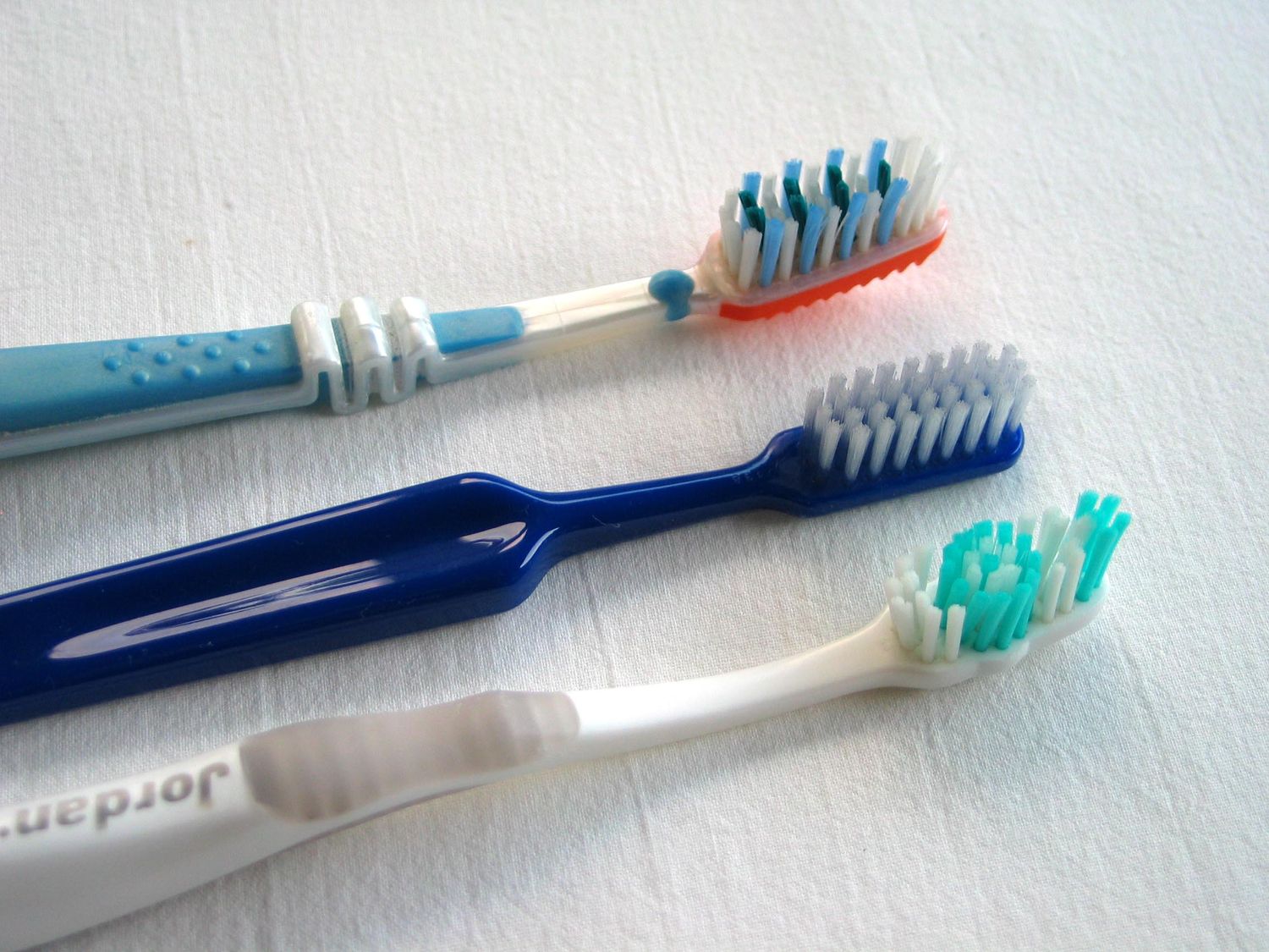 Ni un mes ni un año: ¿cada cuánto deberías cambiar tu cepillo de dientes, según la ciencia?