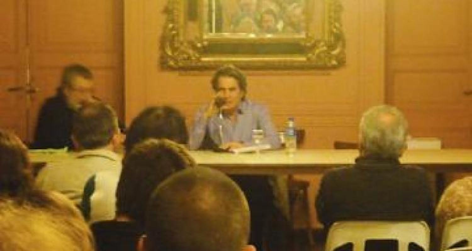 Eduardo Jozami disertó en el Centro de Comercio