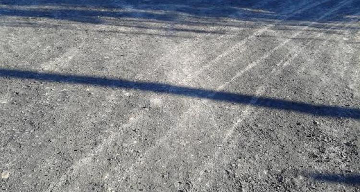 Personal municipal realiza tareas sobre calle Casella