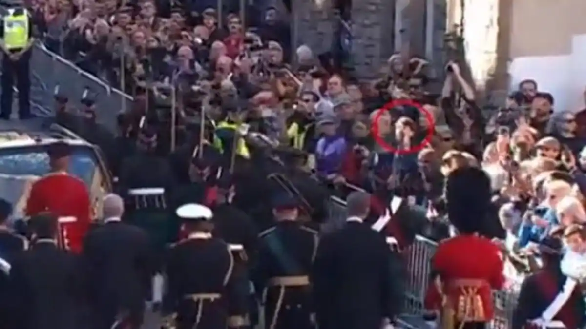 “¡VIEJO ENFERMO!”: el grito de un joven contra el príncipe Andrés en procesión del féretro de la reina Isabel II