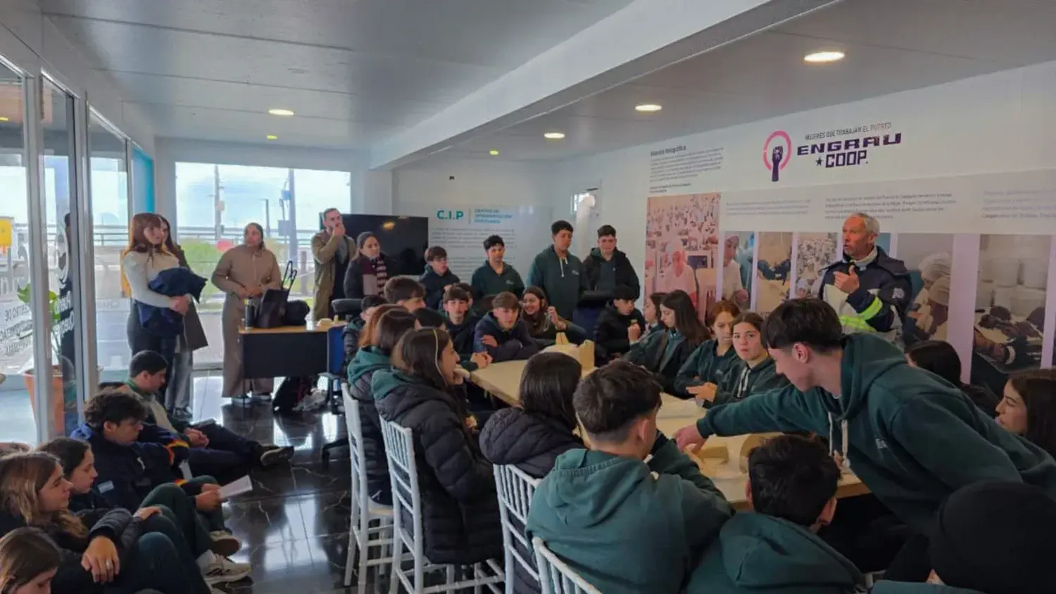 Dinámica portuaria. Estudiantes de Balcarce aprendieron como es el trabajo en Puerto Quequén
