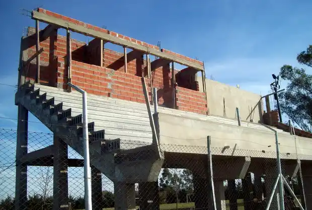 Club Deportivo Urdinarrain avanza en la construcción de la tribuna de cemento