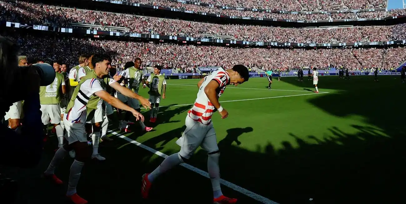 Malik Tillman sentenció el triunfo estadounidense con un preciso tiro libre. Foto: Reuters