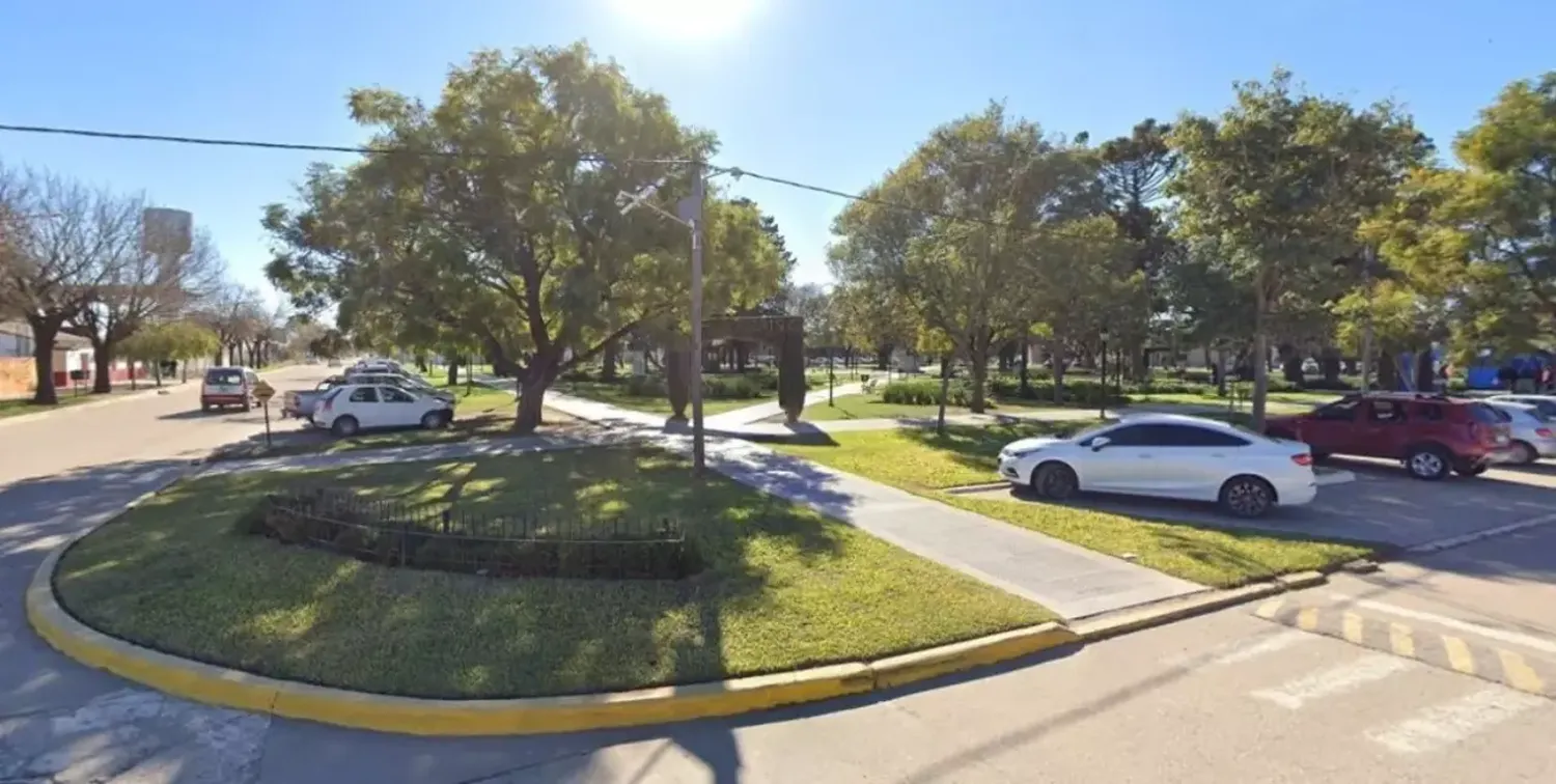 Violenta balacera desde una moto contra un grupo de jóvenes en la plaza de Recreo