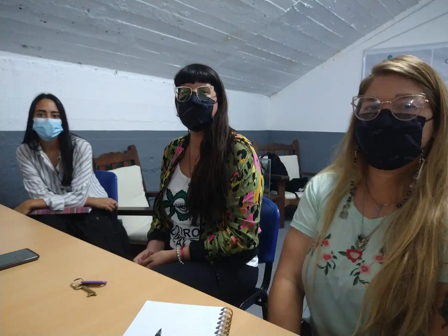 Camila Molina, a la derecha de Noelia Godoy y Carolina Ginestel, presidenta y secretaria del Departamento femenino.